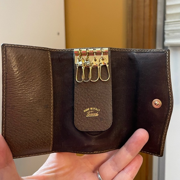 Gucci Monogram Four Key Holder With 16 Inch Unbranded Gold Chain - Picture 9 of 16